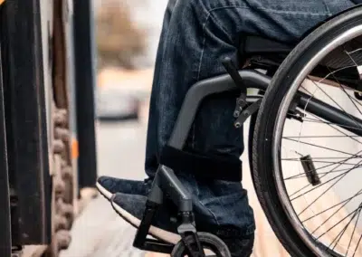 Personne en fauteuil roulant montant dans un bus