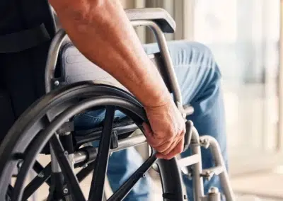 Personne en fauteuil roulant, gros plan